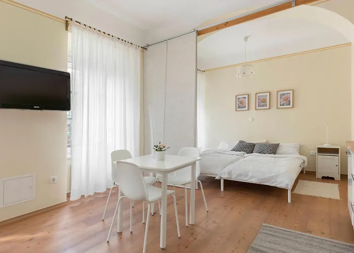 By The Walnut Tree Apartment *