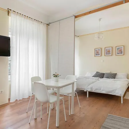 By The Walnut Tree Апартаменты *